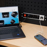 VAR | Panneau porte-outils noir 61 cm avec multiprise électrique